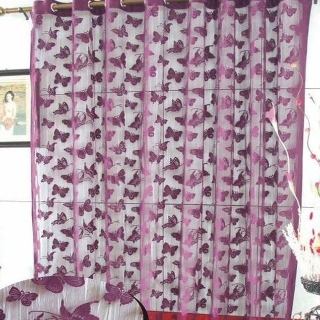 Tynn gardin med vakkert sommerfuglmønster