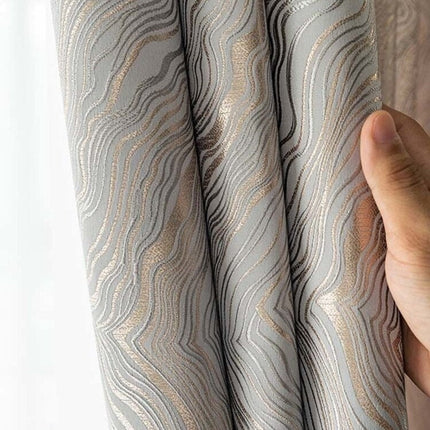 Mønstret lystett gardin i sølvfarge