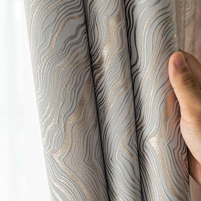 Mønstret lystett gardin i sølvfarge