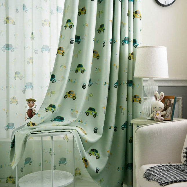 Grønn lystett gardin med bilmønster