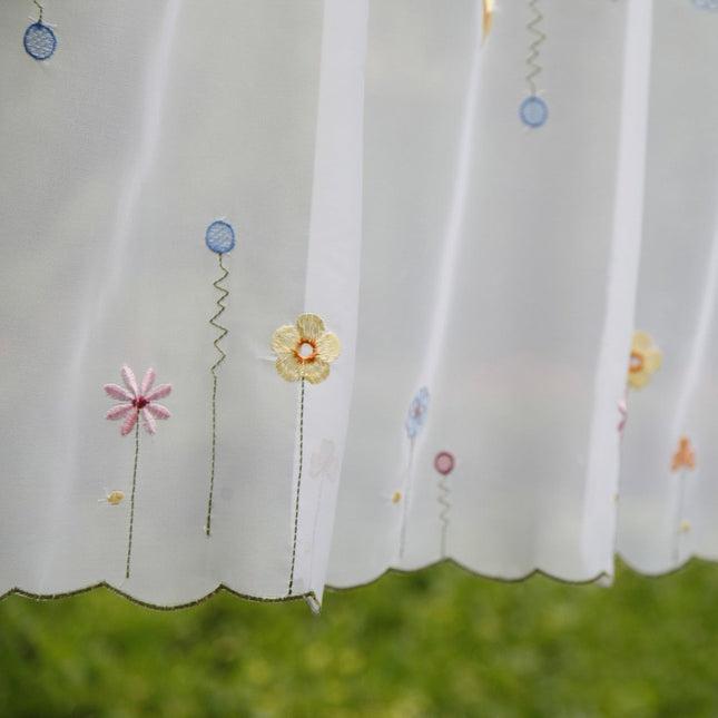 Tynn cafégardin med små broderte blomster