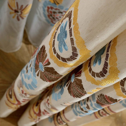 Gardin med fargerikt bohemsk mønster