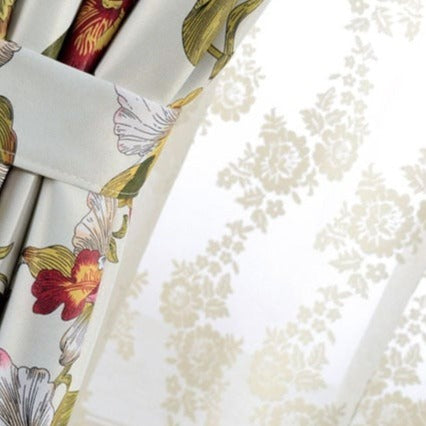 Gjennomsiktig gardin med elegant broderi