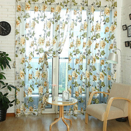 Tyllgardin med stort romantisk blomstermotiv