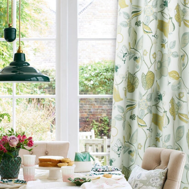 Mørkeblå gardin Odda med blomstermotiv