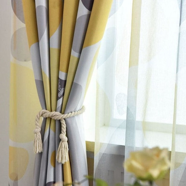 Tynn gardin med abstrakt mønster