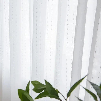 Hvit tynn gardin med diskret broderi