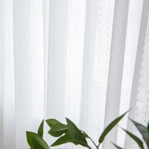 Hvit tynn gardin med diskret broderi