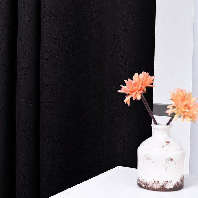 Lystett gardin med preget damaskmønster