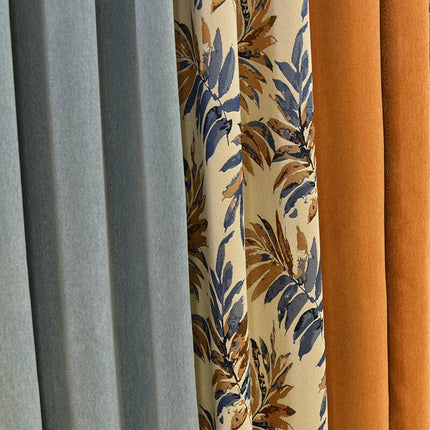 Lystett gardin med botanisk bladmønster