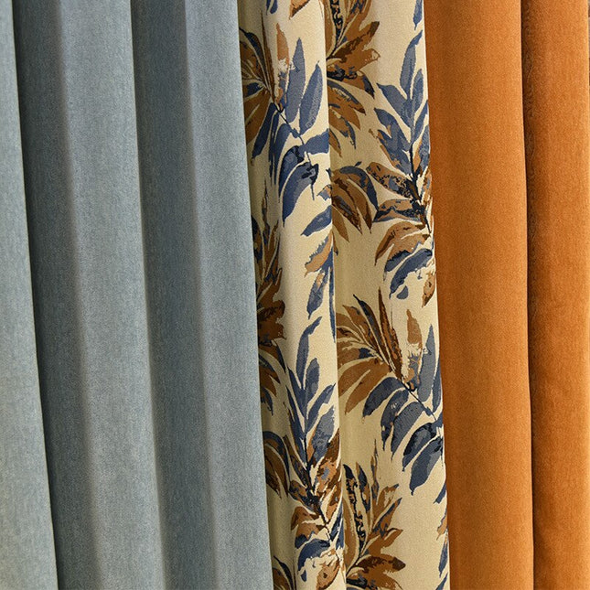 Lystett gardin med botanisk bladmønster