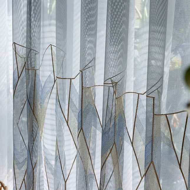 Gjennomsiktig gardin med geometrisk broderi