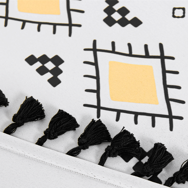 Gardin med etnisk mønster og dusker