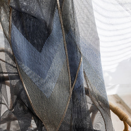 Gjennomsiktig gardin med geometrisk broderi