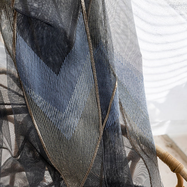 Gjennomsiktig gardin med geometrisk broderi