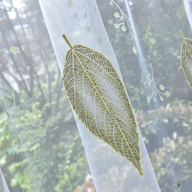 Tynn gardin med grønne blader