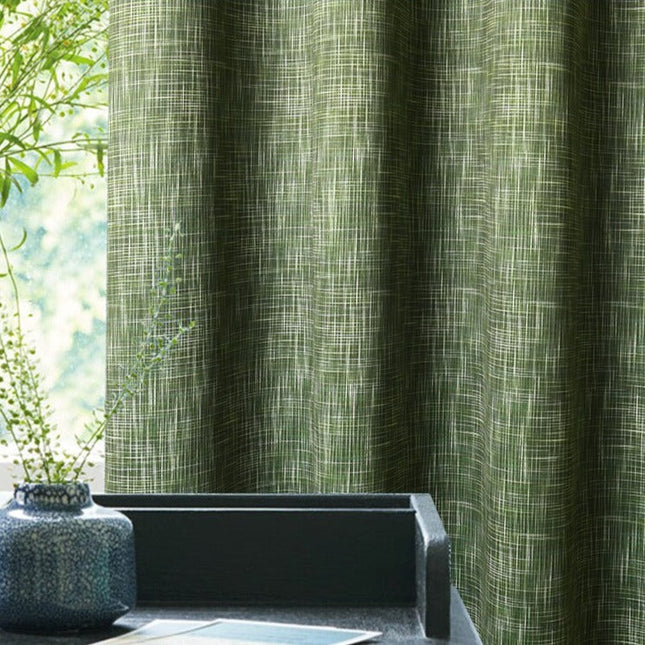 Lystett gardin med moderne rutemønster