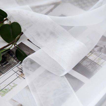 Ensfarget hvit tynn gardin stue