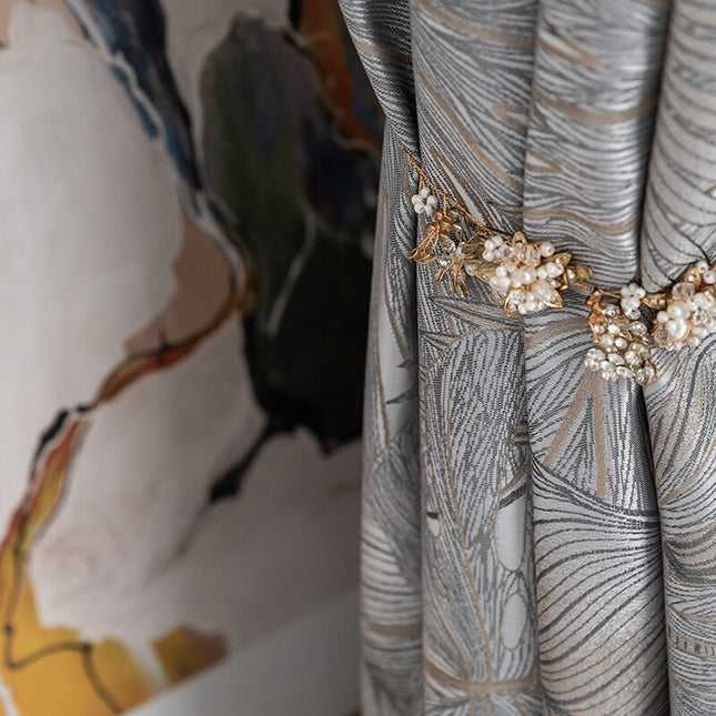 Mørkleggingsgardin Nirboa med elegant fjærmønster