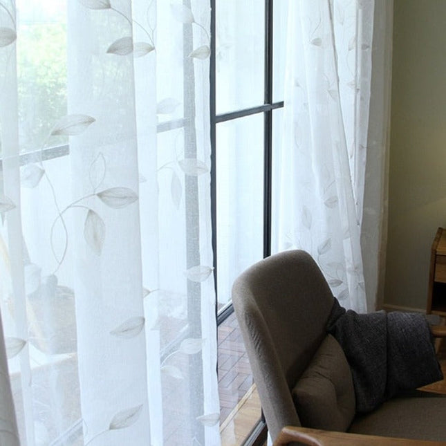 Gjennomsiktig tyllgardin med broderte blader