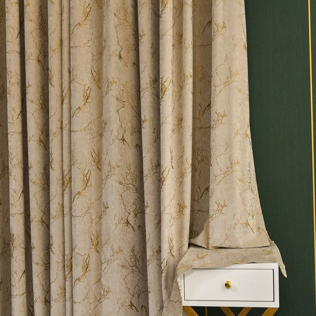 Elegant gardin med gyllent mønster