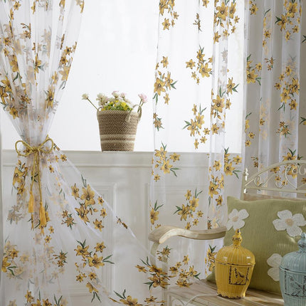 Gjennomsiktig gardin med broderte blå blomster