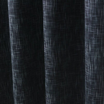 Lystett gardin med moderne rutemønster