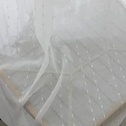 Hvit tynn gardin med diskret broderi