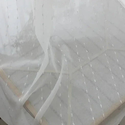 Hvit tynn gardin med diskret broderi