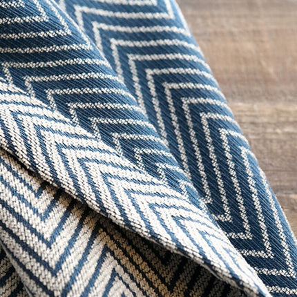 Blå lystett gardin med sikksakkmønster