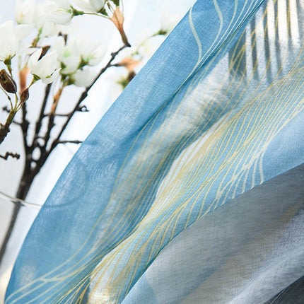 Gjennomsiktig gardin med gyllent bølgemønster