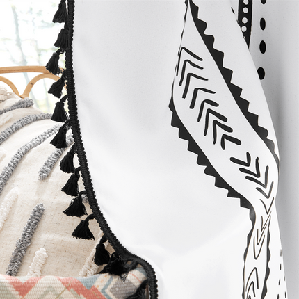 Gardin med etnisk mønster og dusker