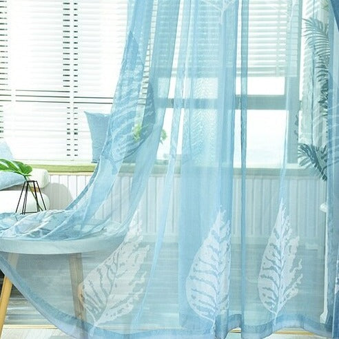 Blå tynn gardin med hvitt bladmønster