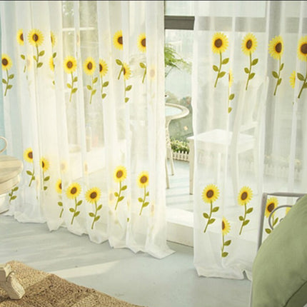 Tynn gardin med broderte solsikker