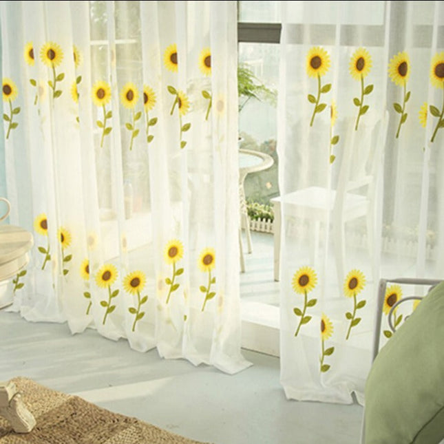 Tynn gardin med broderte solsikker