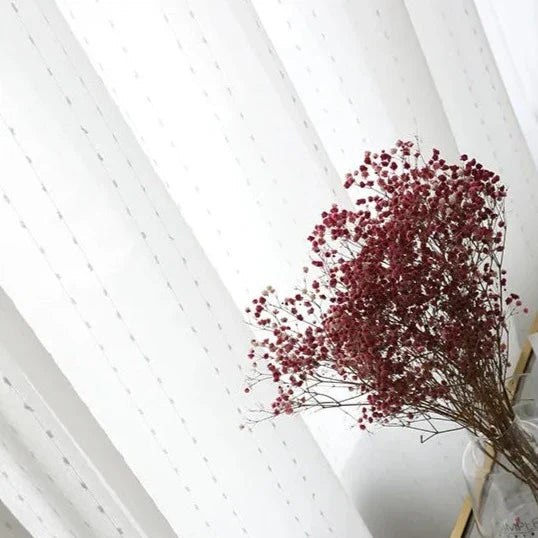 Hvit tynn gardin med diskret broderi