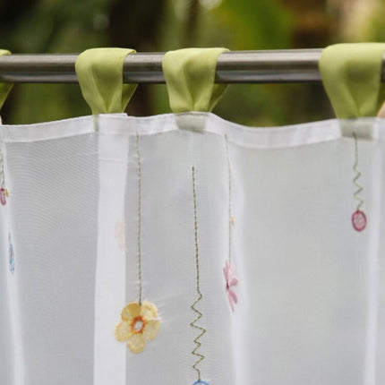 Tynn cafégardin med små broderte blomster