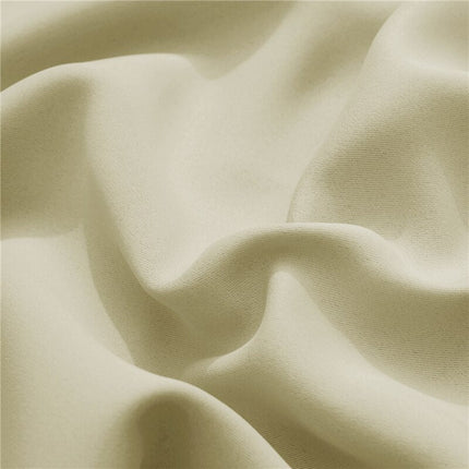 Kremfarget vanntett utegardin for altan