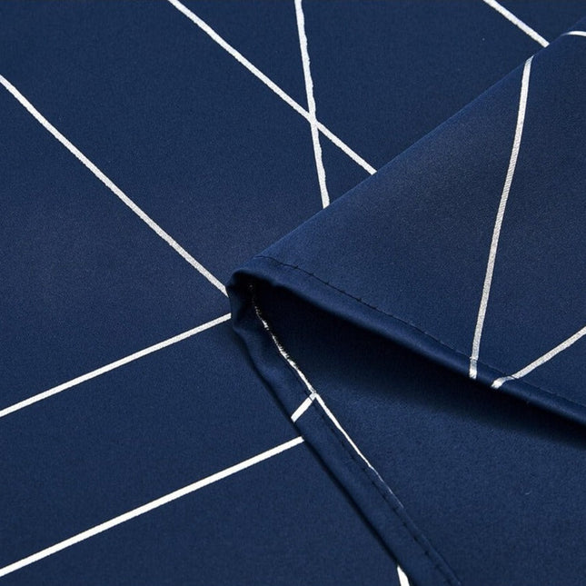 Blå lystett gardin med geometrisk mønster