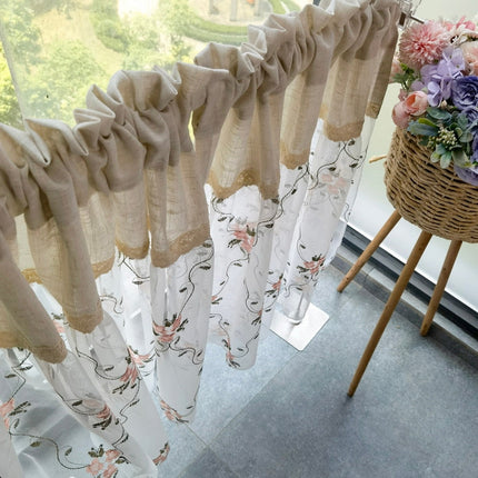 Landlig kjøkkengardin med blomsterbroderi