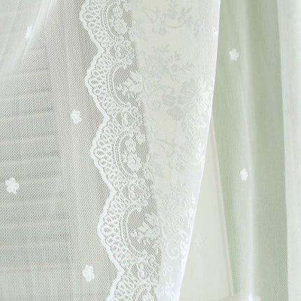 Lett tyllgardin med delikat blomsterbroderi