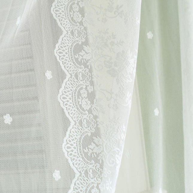 Lett tyllgardin med delikat blomsterbroderi