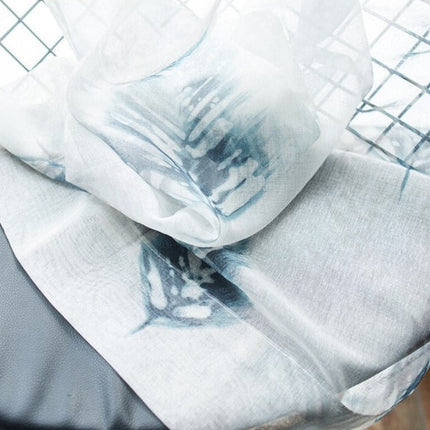 Halvtransparent gardin med fjærmønster