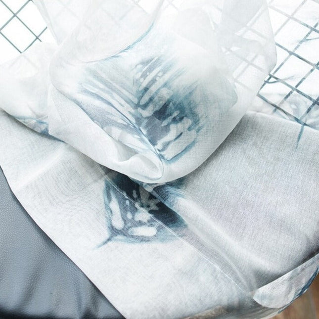 Halvtransparent gardin med fjærmønster