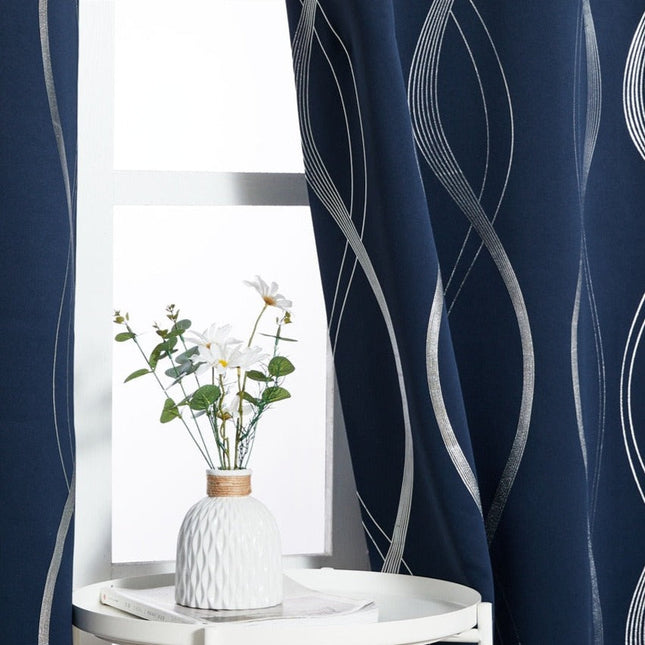 Blå lystett gardin med sølvmønster
