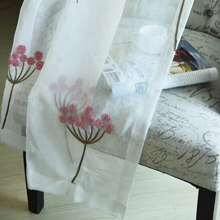 Dusrosa tynn gardin med broderi