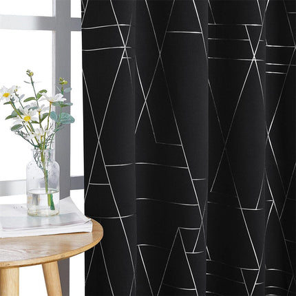 Svart lystett gardin med sølvstriper