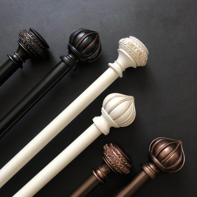 Vintage gardinstang med dekorative endestykker