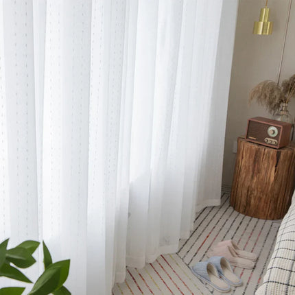 Hvit tynn gardin med diskret broderi