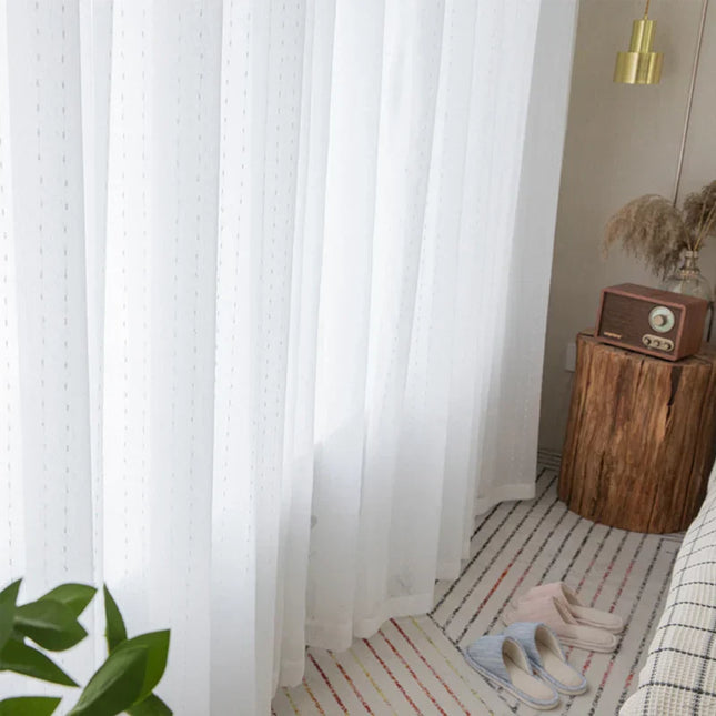 Hvit tynn gardin med diskret broderi